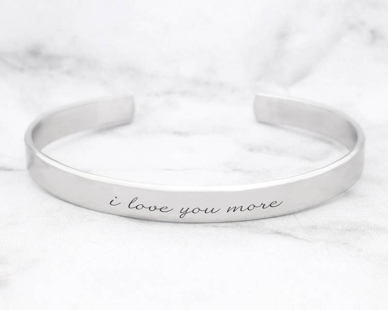 Ich Liebe Dich Mehr Manschettenarmband Jahrestag Geschenk Personalisierter Schmuck Liebesarmband Personalisiertes Benutzerdefiniertes Armband von GracefullyMadeStudio