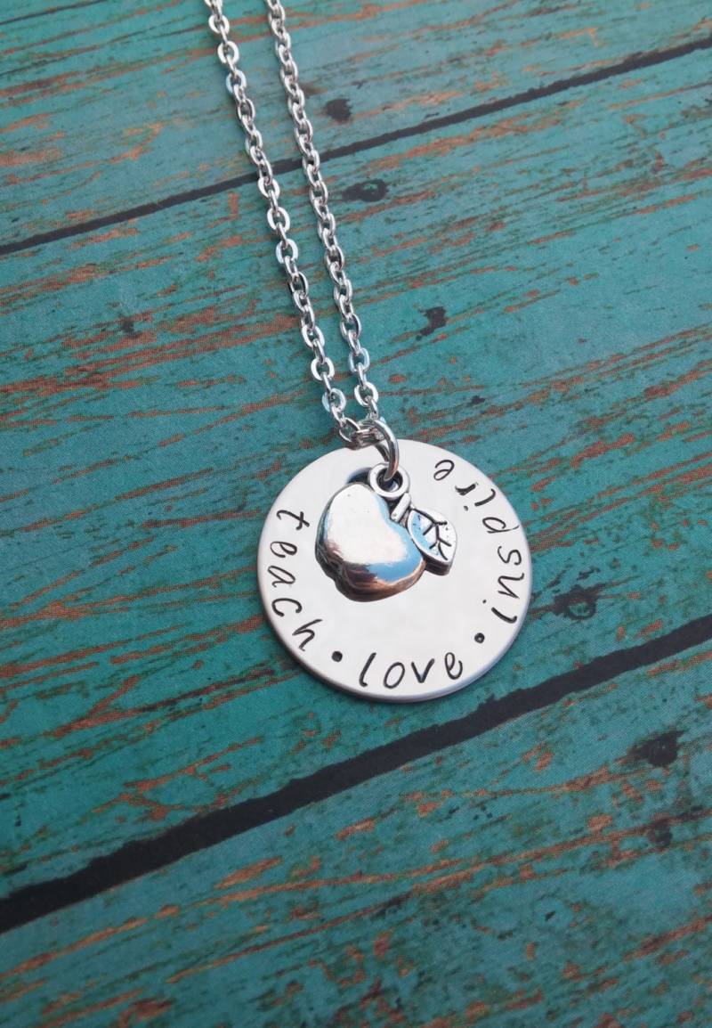 Hand Gestempelt Lehrer Halskette Apple Charm, Liebe Unterrichten, Inspirieren von GracefullyMadeStudio