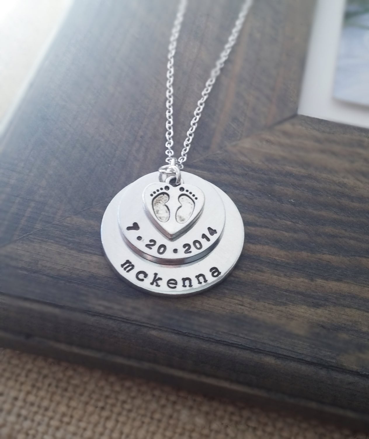 Personalisierte Baby Füße Halskette Handgestempelt Name & Datum Andenken von GracefullyMadeStudio