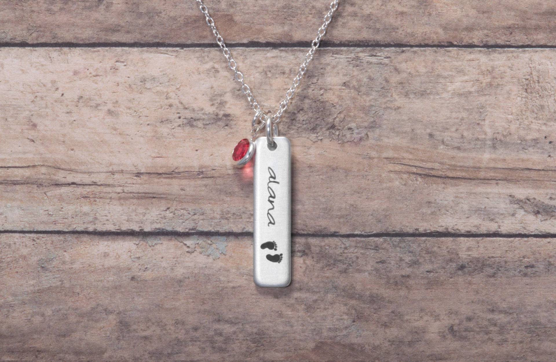 Personalisierte Baby Füße Namenskette Neue Mutter Geschenk von GracefullyMadeStudio