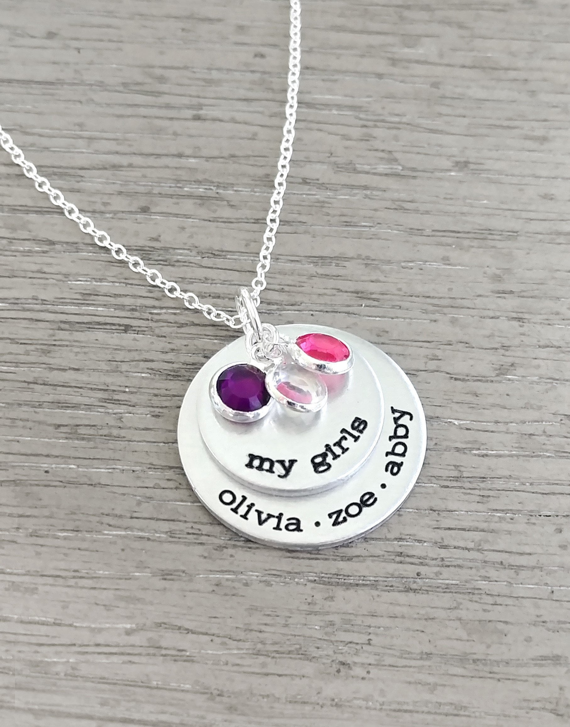 Personalisierte Familie Halskette Handgestempelte Scheiben Mit Geburtssteinen von GracefullyMadeStudio