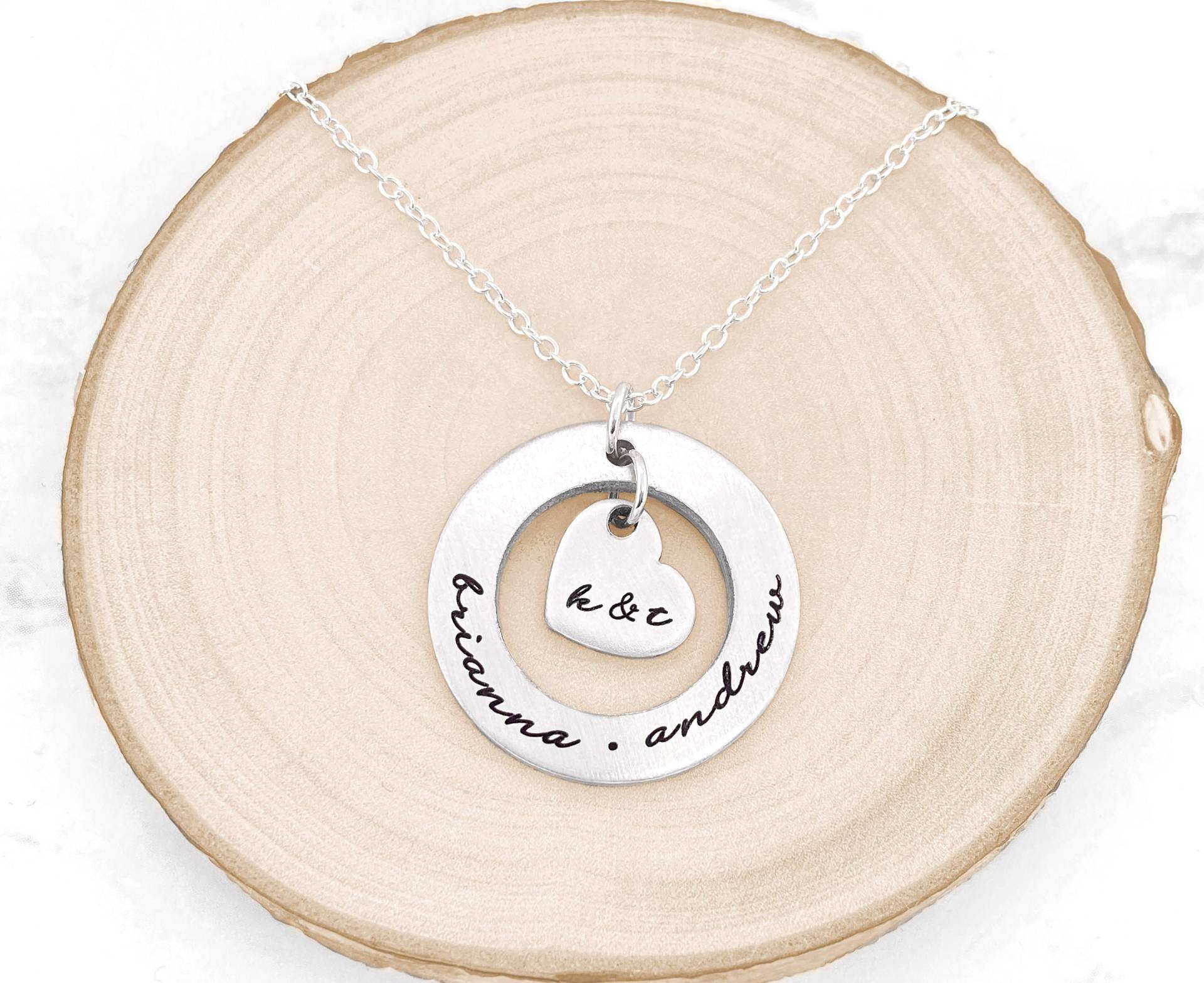 Personalisierte Familiennamen Halskette Gravierte Kindernamen & Initialen von GracefullyMadeStudio
