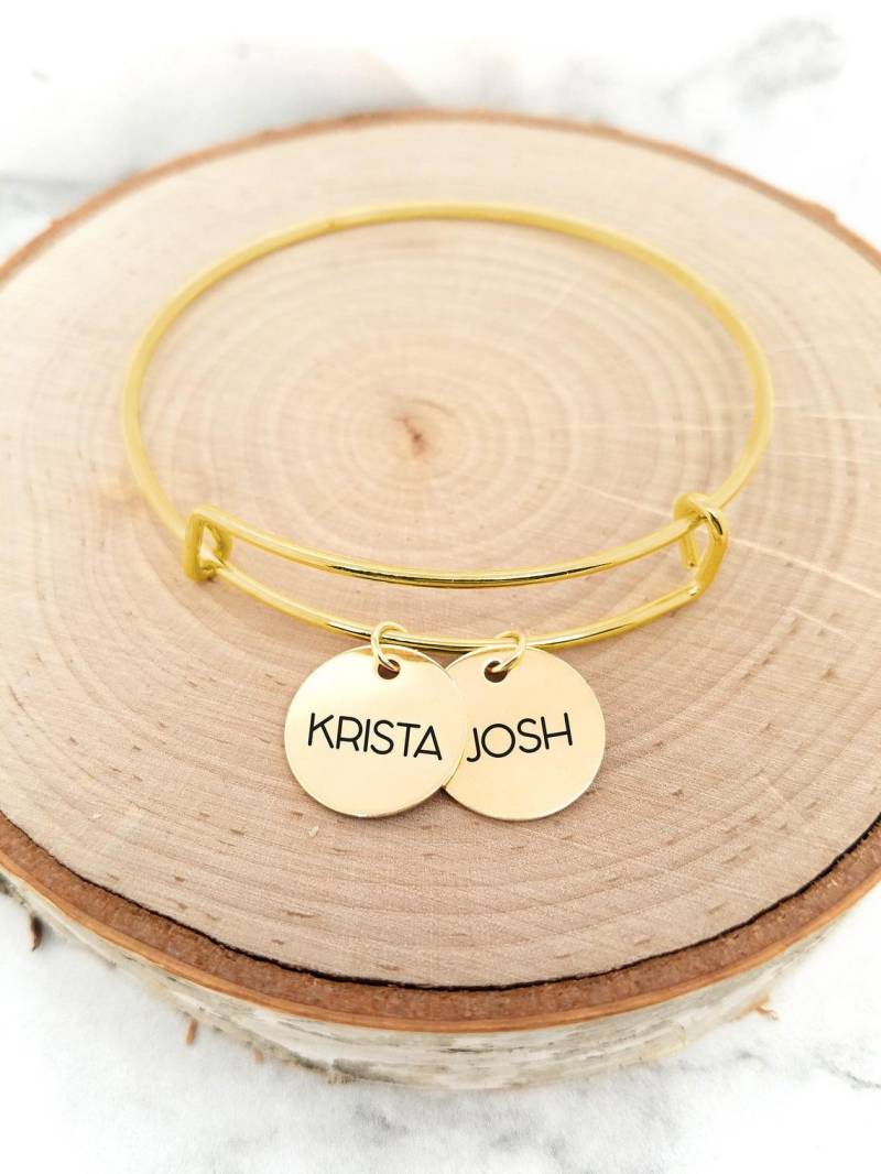 Personalisiertes Gold-Armreif-Armband Personalisierter Namensanhänger, Gold-Gefüllte Scheiben von GracefullyMadeStudio