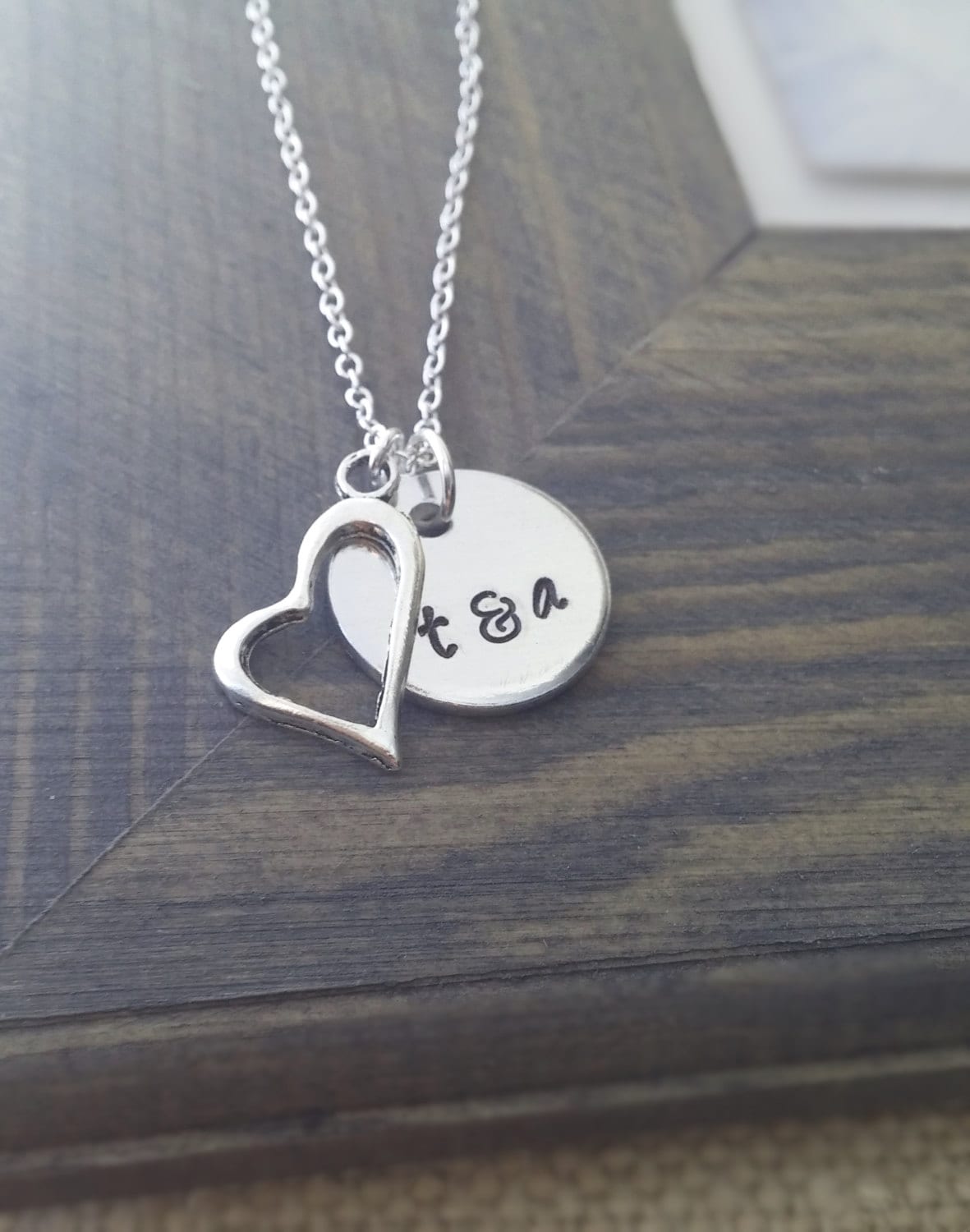 Personalisierte Kette Mit Initialen Handgestempelter Herz Anhänger, Paar Geschenk von GracefullyMadeStudio