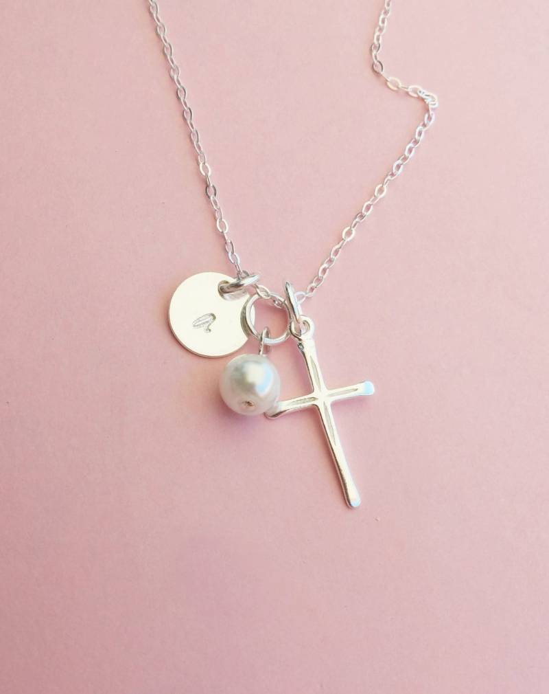 Personalisierte Sterling Silber Kreuz Halskette Handgestempelte Initiale, Perle von GracefullyMadeStudio