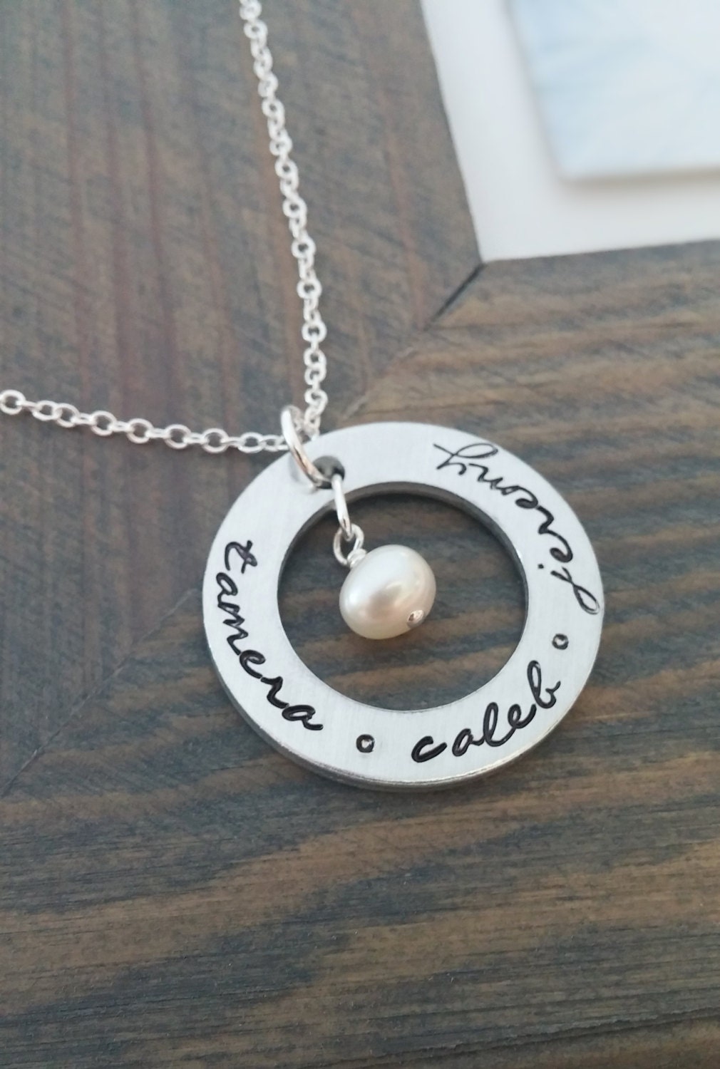 Personalisierte Namenskette Handgestempelte Silberscheibe, Süßwasserperle von GracefullyMadeStudio
