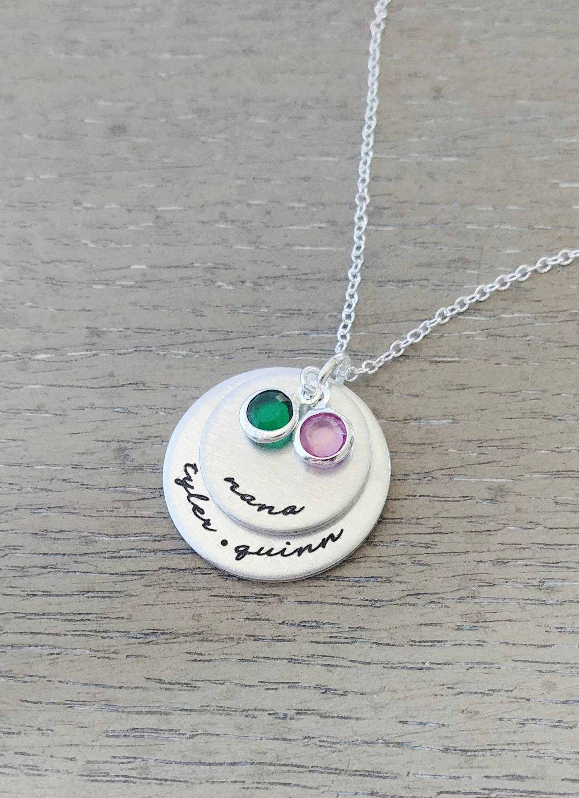Personalisierte Nana Halskette Handgestempelte Namen | Enkel & Geburtssteine von GracefullyMadeStudio
