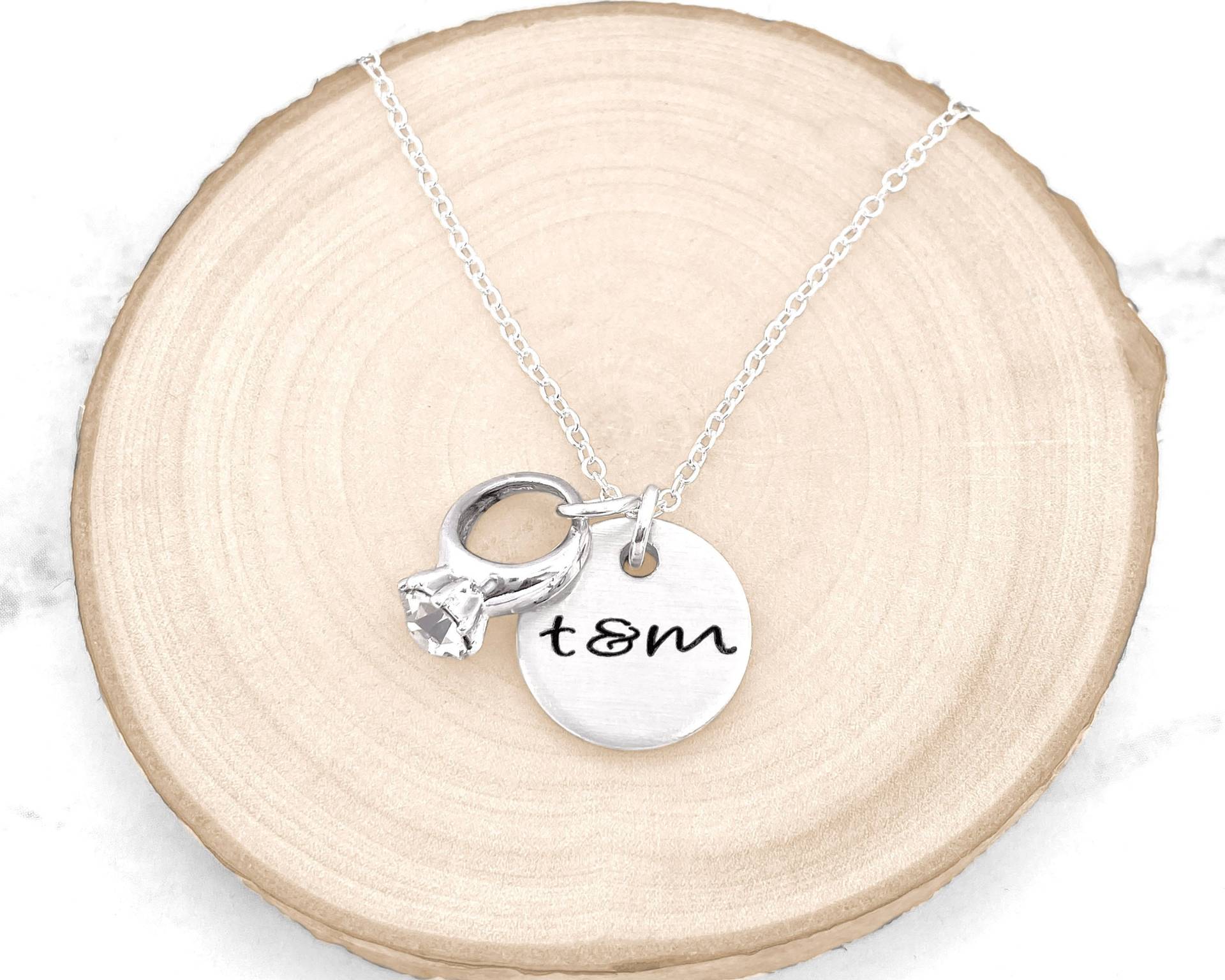 Personalisierte Paare Halskette Initial Plättchen & Verlobungsring Anhänger von GracefullyMadeStudio