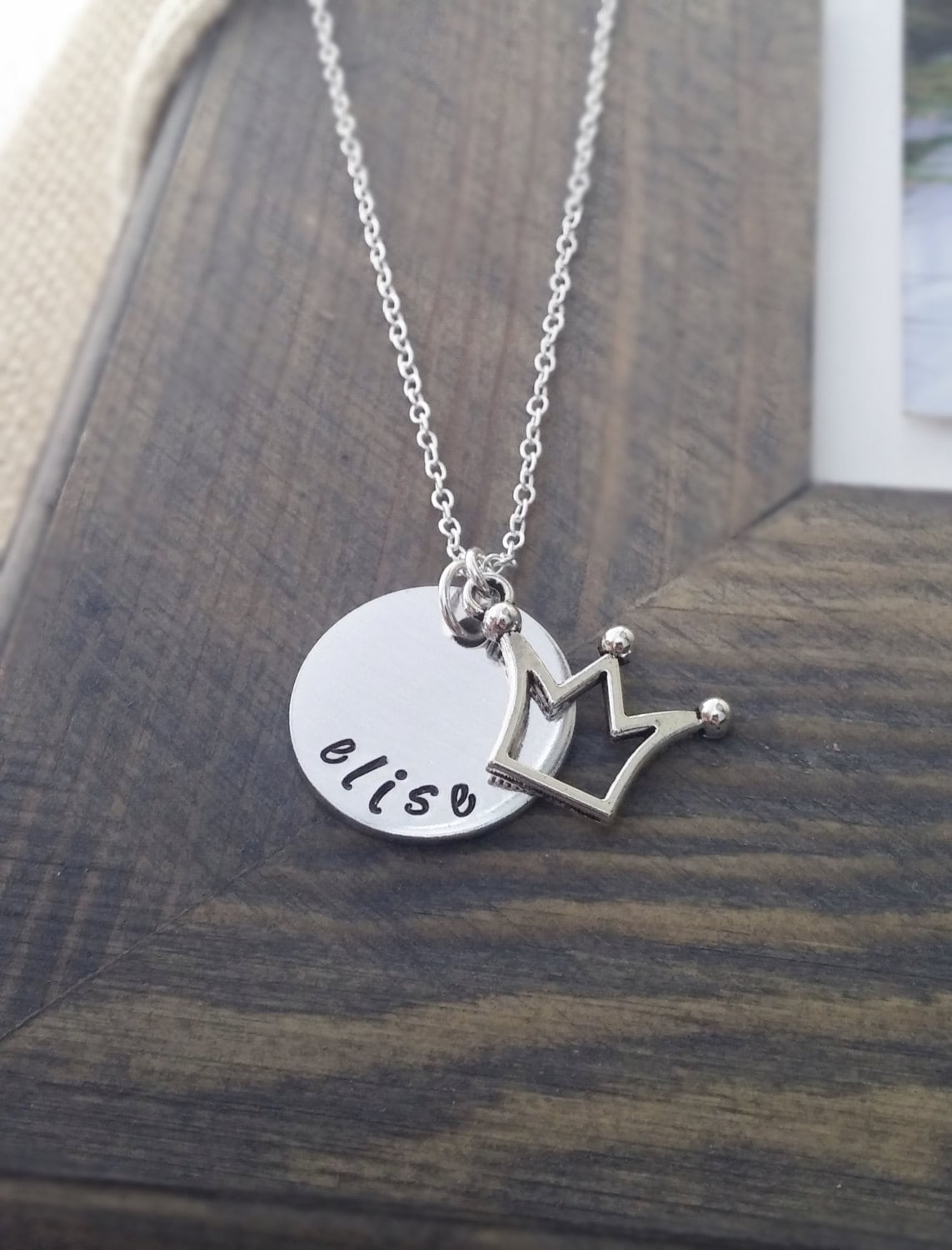 Personalisierte Prinzessin Crown Halskette Hand Gestempelt Name Des Mädchens von GracefullyMadeStudio