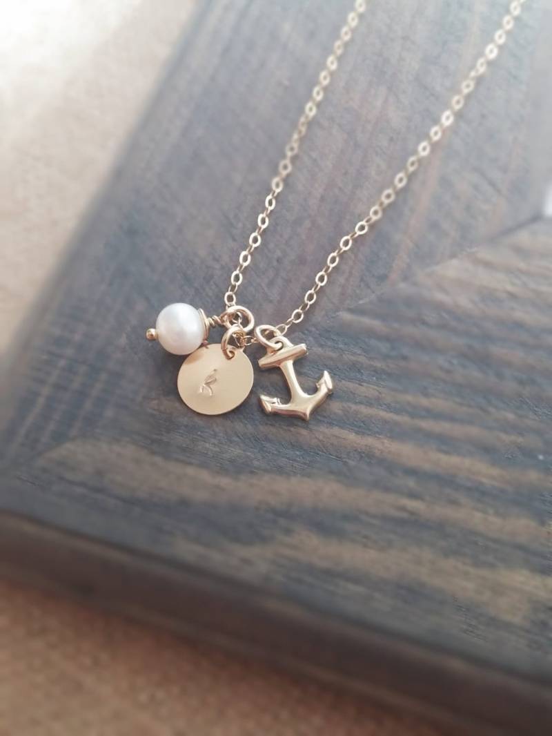 Personalisierte Schmuck/Gold Anker Halskette Mit Hand Gestempelt Erste Scheibe Und Süßwasser Perle von GracefullyMadeStudio