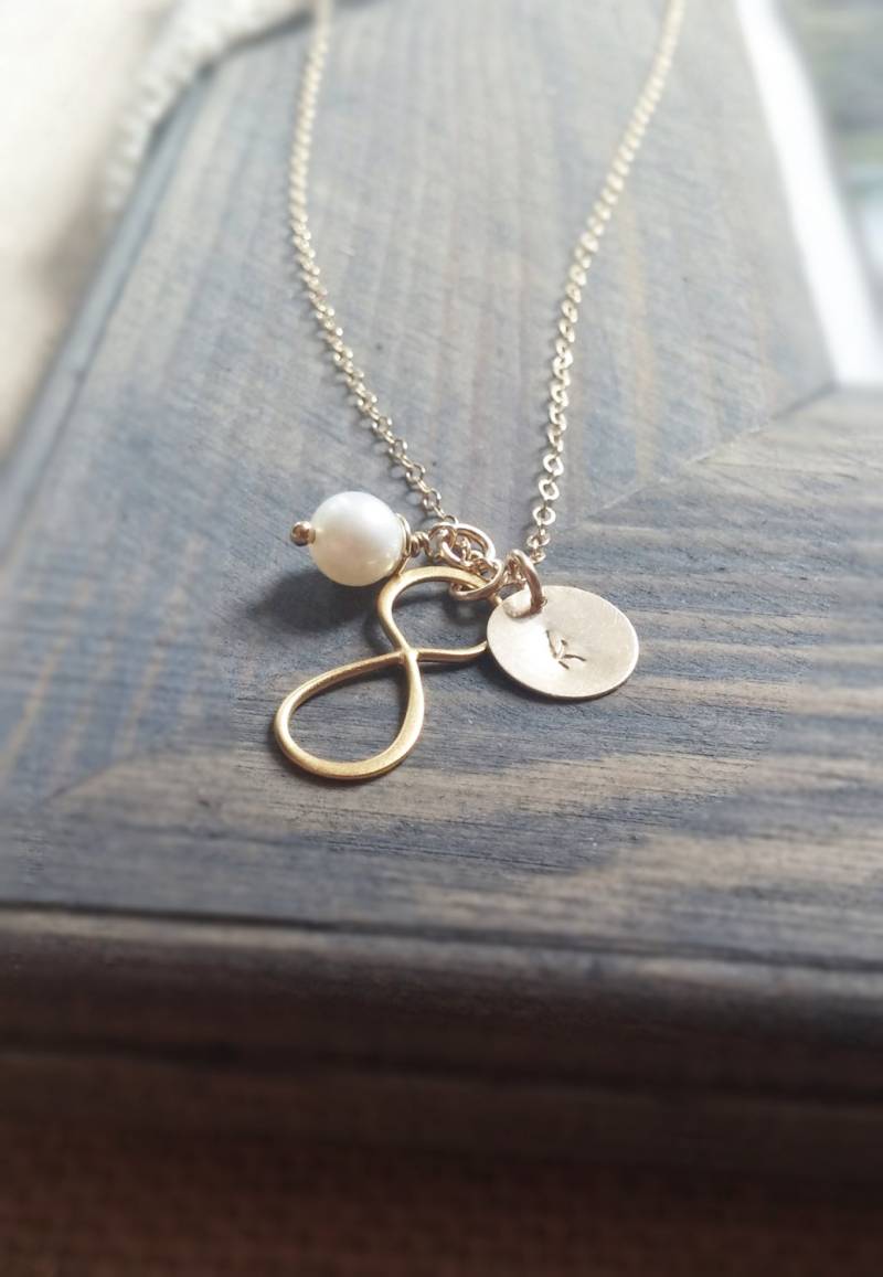 Personalisierte Schmuck/Gold Infinity Halskette Mit Hand Gestempelt Erste Scheibe Und Süßwasser Perle von GracefullyMadeStudio