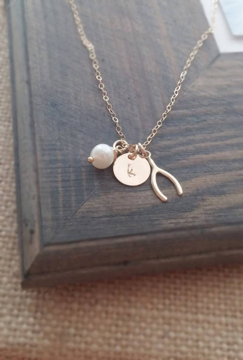 Goldene Wishbone Kette Handgestempelte Initialscheibe, Süßwasserperle, Glücksbringer von GracefullyMadeStudio