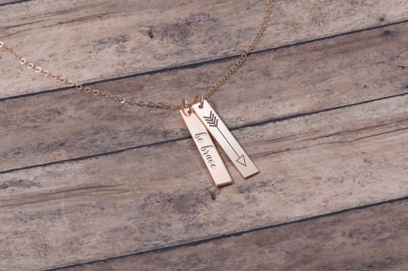 Pfeil-Halskette, Pfeil Schmuck, Eine Personalisierte Motivierend Halskette, Abschluss-Geschenk-Idee, Benutzerdefinierte Bar Sein Tapfer von GracefullyMadeStudio