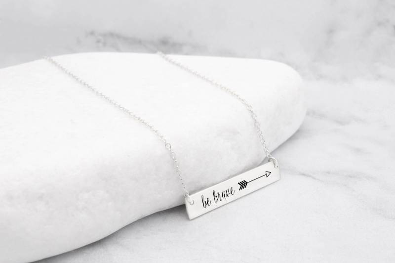 Seien Sie Tapfer Halskette, Seien Mutig Schmuck, Motivierende Graduierung Geschenk, Pfeil Halskette von GracefullyMadeStudio