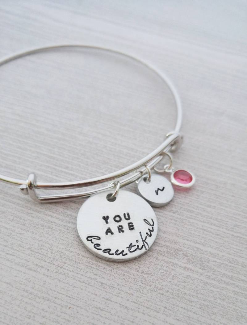 Personalisierter Armband Handgestempelte Initiale, Geburtsstein Charm, Inspirations Schmuck von GracefullyMadeStudio