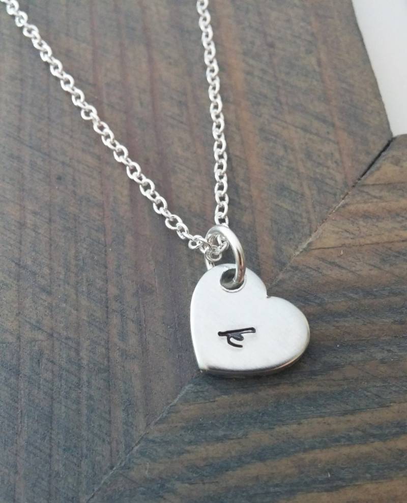 Zierliche Herz Kette Personalisierter Silber Monogramm Anhänger von GracefullyMadeStudio