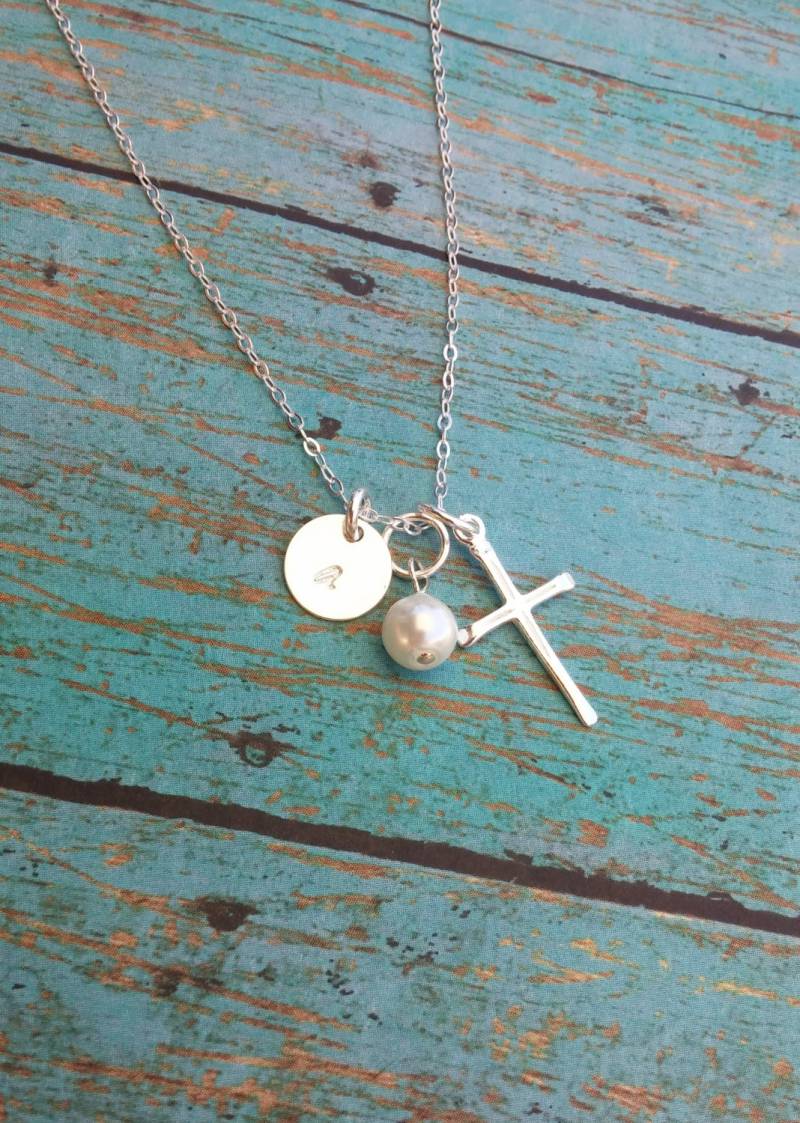 sterling Silber Kreuz Halskette Mit Personalisiertem Initial Charm Und Perle - Handgestempelter Schmuck von GracefullyMadeStudio