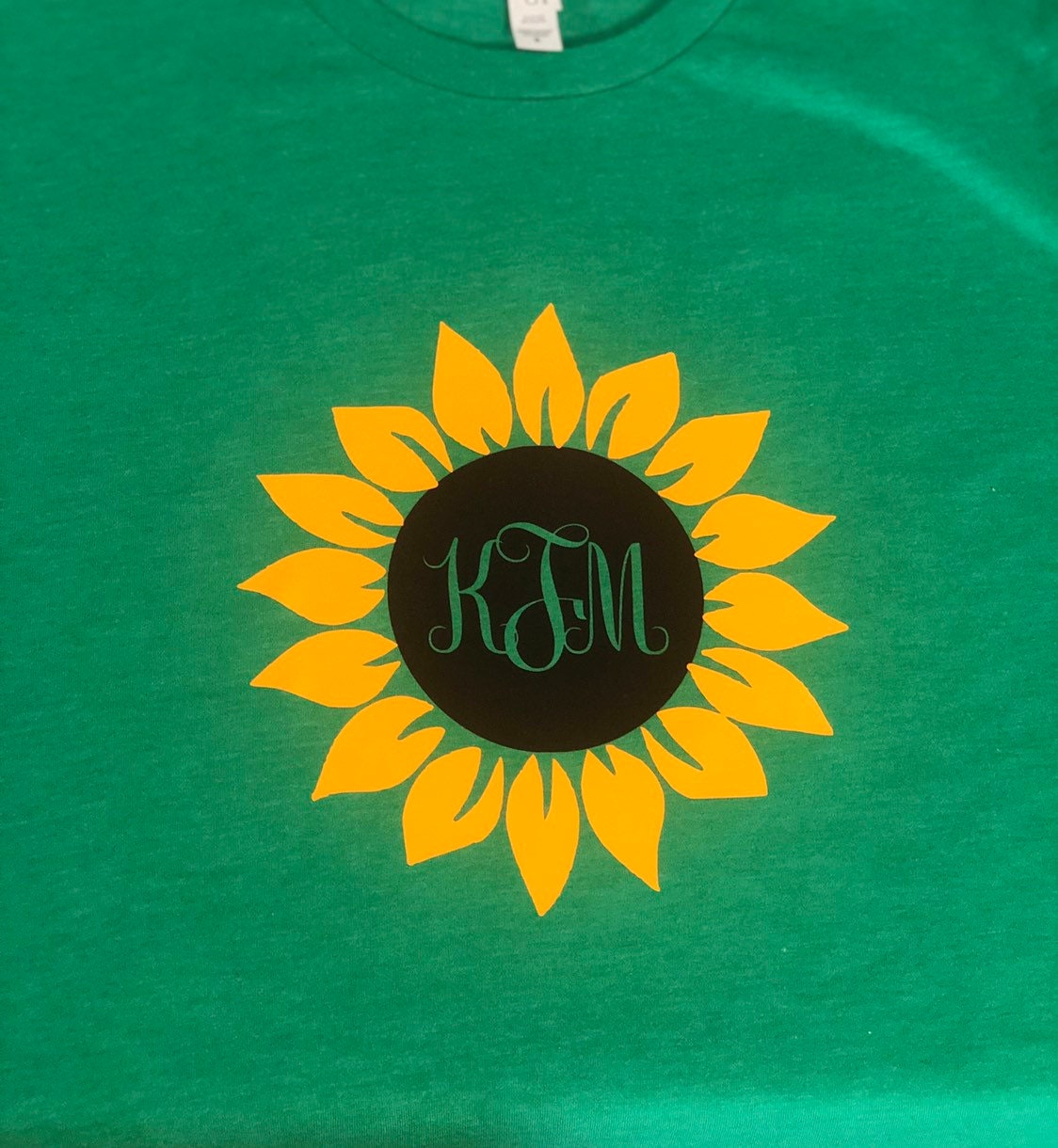 Monogramm Sonnenblumen Shirt Monogramm Sonnenblumen Shirt von Gracehndmadeboutique