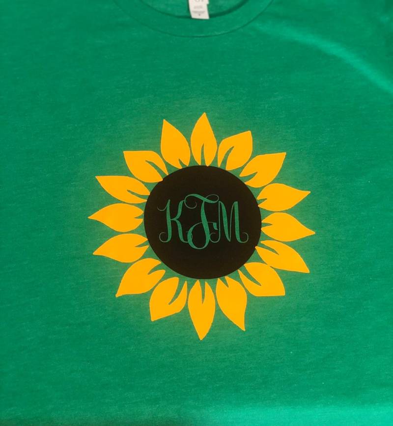 Monogramm Sonnenblumen Shirt Monogramm Sonnenblumen Shirt von Gracehndmadeboutique