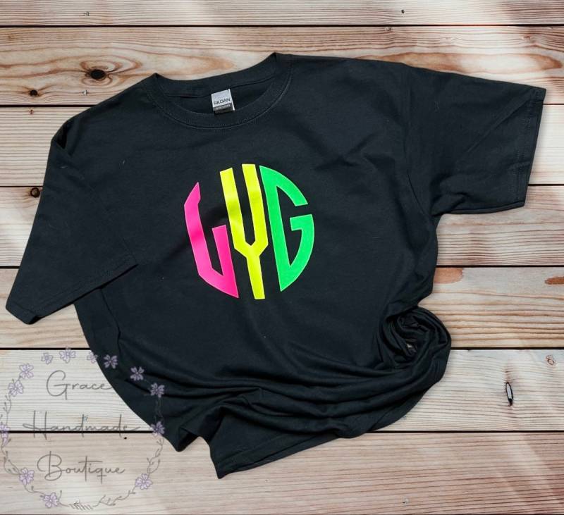 Neon Monogramm T-Shirt Neon Monogramm T-Shirt von Gracehndmadeboutique
