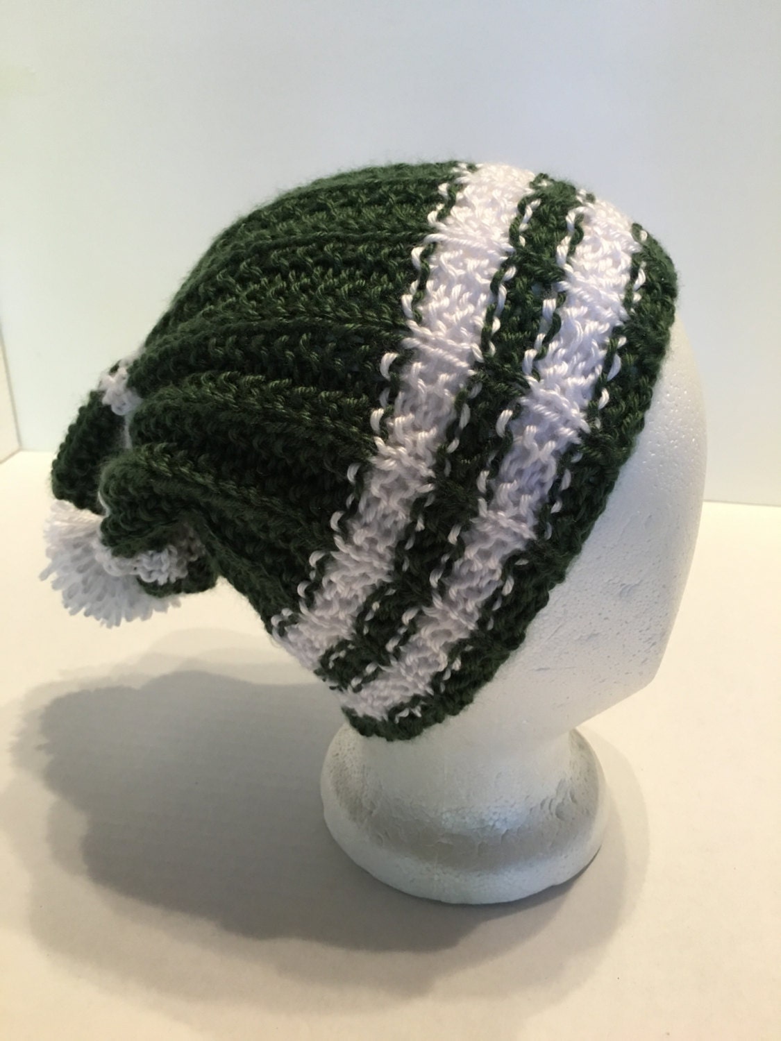 Handgestrickt Mütze Grün Weiß College Farben Winterschule Schlapphut von GraciLuS