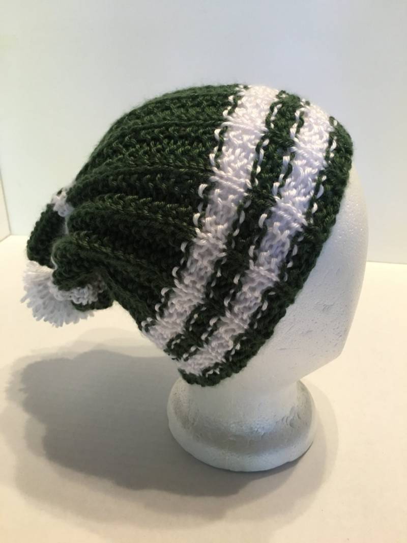 Handgestrickt Mütze Grün Weiß College Farben Winterschule Schlapphut von GraciLuS
