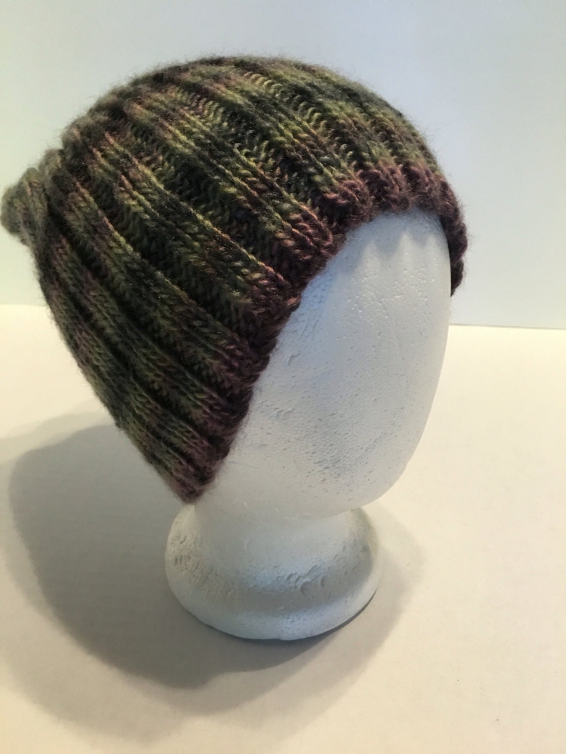Handgestrickt Mütze in Dunkle Multi-Töne Von Grün Und Lila von GraciLuS