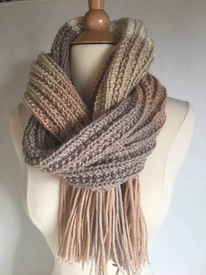 Handgestrickte Extra Langen Gerippten Schal Multi Schattierungen Von Beige von GraciLuS