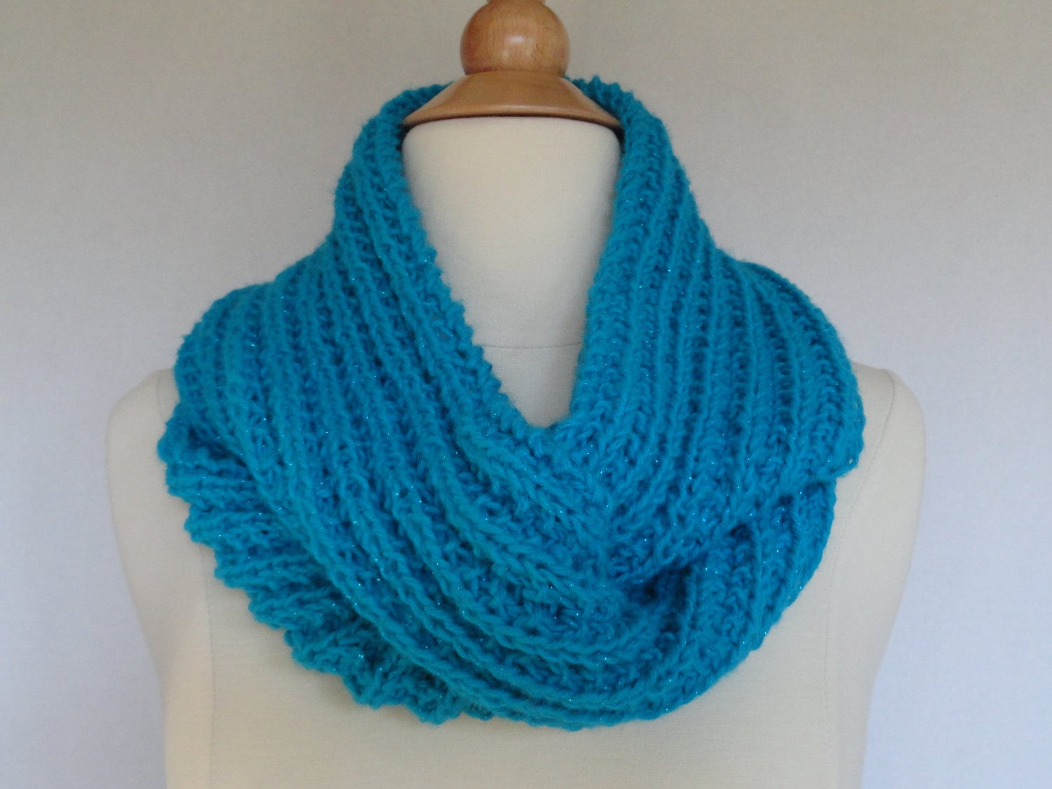 Infinity Schal Rindsleder Halswärmer Handarbeit Gestrickt Teal Rot Lavendel Oder Rosa Geschenkidee Kuschelig Warm Winter von GraciLuS