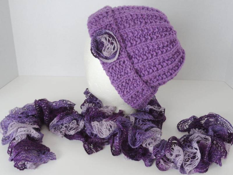 Mütze/Schal Set Lila Flieder Lavendel Rüschenband Cloche Handgestickt Warm Winter Kuschelmütze von GraciLuS
