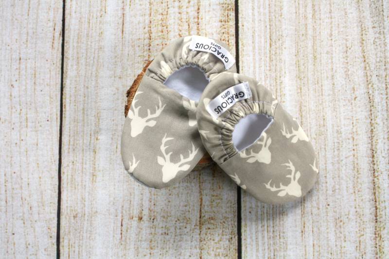 Hirsch Grau Baby Booties | Baby-Geschenk Kleinkind Hausschuhe Weiche Sohle Schuhe Krippe Non Slip Mokassins Geschlecht Neutral Geschenk von GraciousGiftsCanada