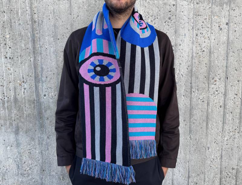 Bunt, Gestreifter Fanschal Mit Augen Motiv in Rosa Und Blau Bunt, Gestreifter Fanschal Mit Augen Motiv in Rosa Und Blau von GrafKatz
