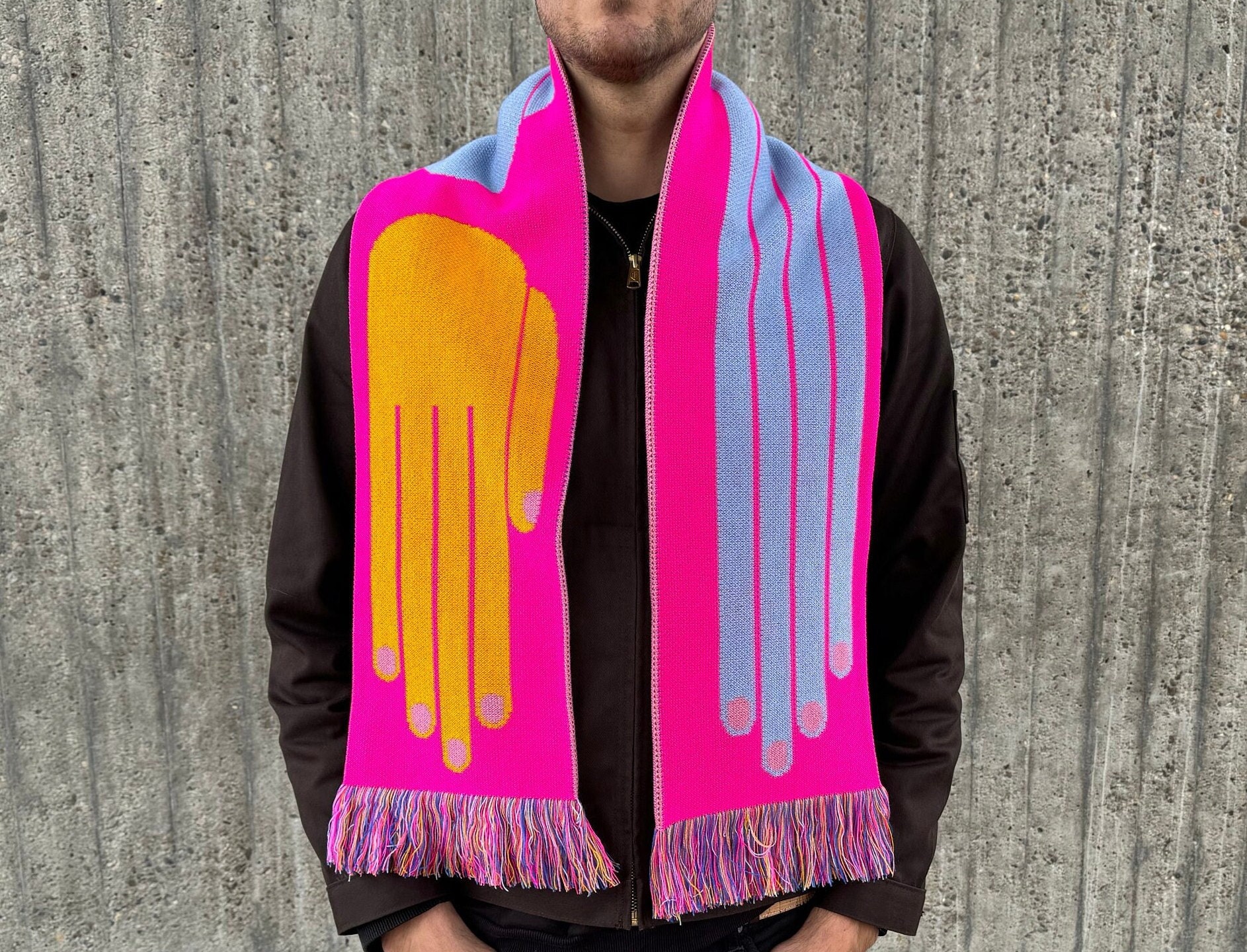 Bunter Fanschal Mit Hand Motiv in Pink Und Blau Bunter Fanschal Mit Hand Motiv in Pink Und Blau von GrafKatz
