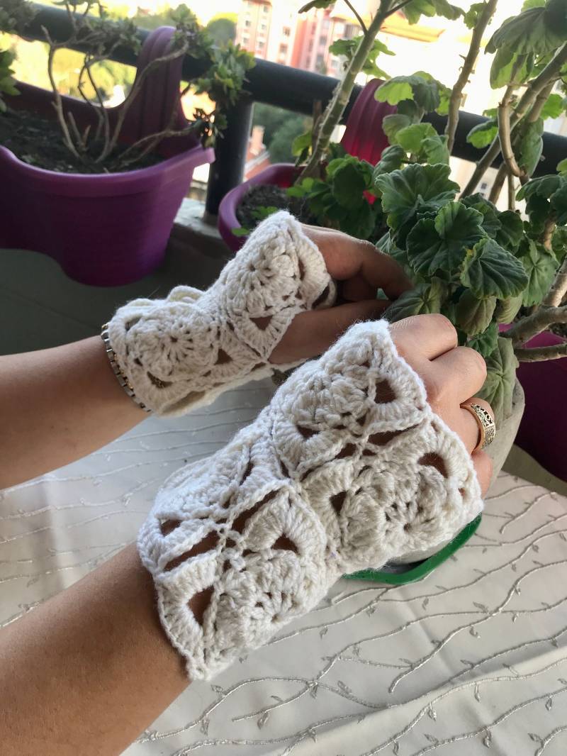 Gehäkelte Fingerlose Handschuhe Frauen Stilvolle Handkleidung Häkelhandschuhe Für Sie Gemütliche Schicke Minihandschuhe Muttertagsgeschenk von GrahamsBazaar