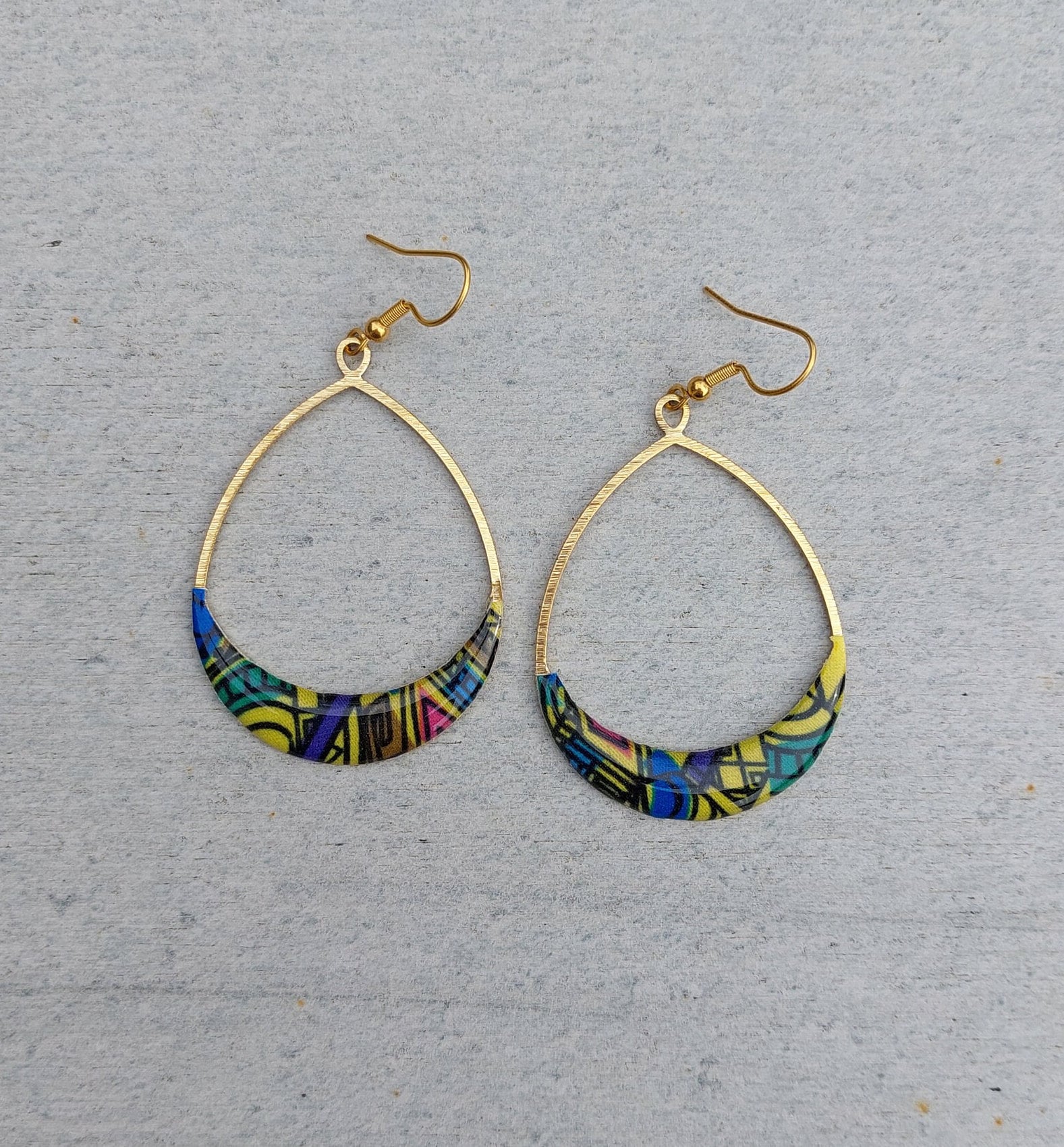 Goldene Messing-Ohrringe Mit Harzbeschichteten Stoffen von GraindemodBoutique