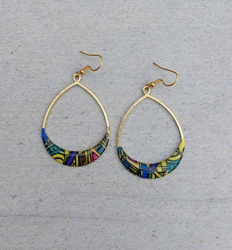 Goldene Messing-Ohrringe Mit Harzbeschichteten Stoffen Goldene Messing-Ohrringe Mit Harzbeschichteten Stoffen von GraindemodBoutique