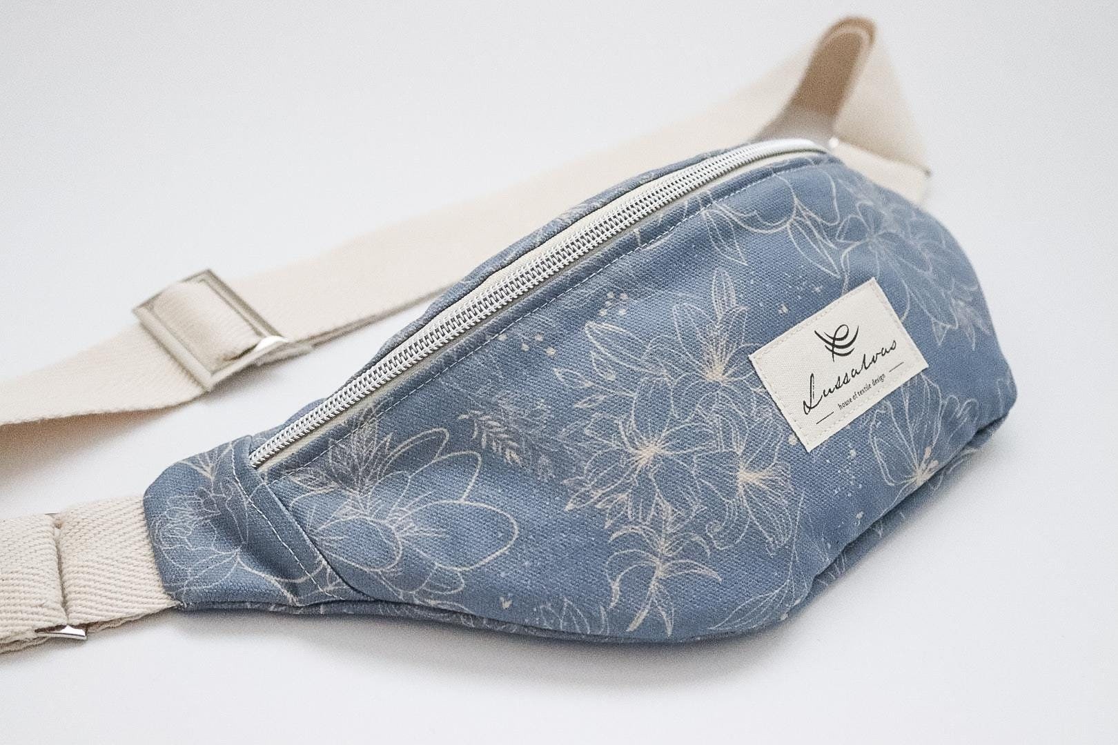 Bauchtasche. Hüfttasche Aus Bio-Baumwolle. Exklusives Muster in Soft-Blue Und Sand. Organic Cotton Bauchtasche. Hüfttasche Aus Bio-Baumwolle. Exklusives Muster in Soft-Blue Und Sand. Organic Cotton von Lussalvas