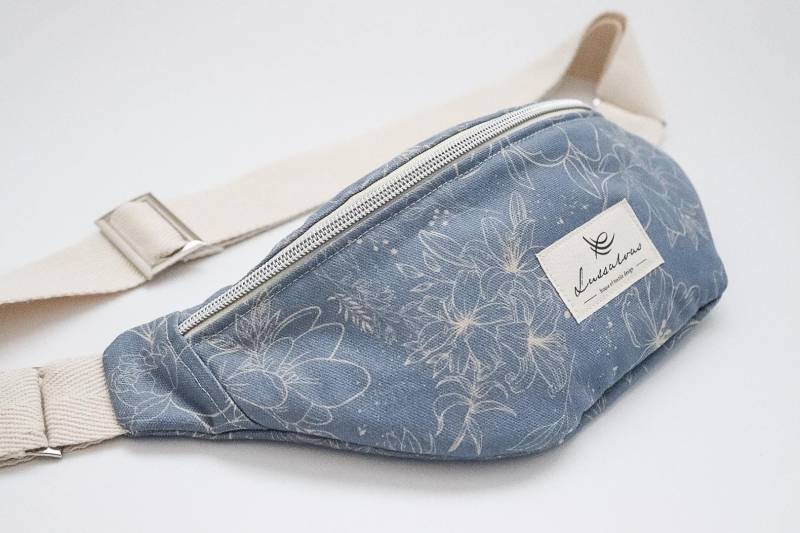 Bauchtasche. Hüfttasche Aus Bio-Baumwolle. Exklusives Muster in Soft-Blue Und Sand. Organic Cotton Bauchtasche. Hüfttasche Aus Bio-Baumwolle. Exklusives Muster in Soft-Blue Und Sand. Organic Cotton von Lussalvas