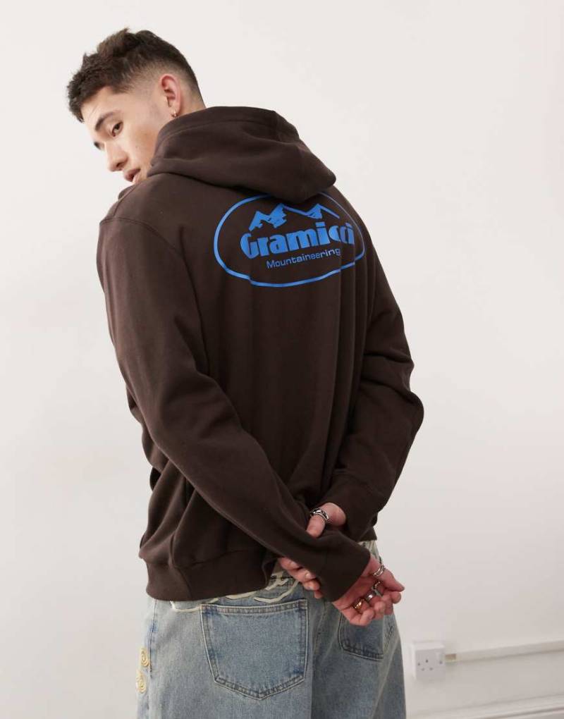 Gramicci - Kapuzenpullover in Dunkelbraun mit „Mountaineering"-Print von Gramicci