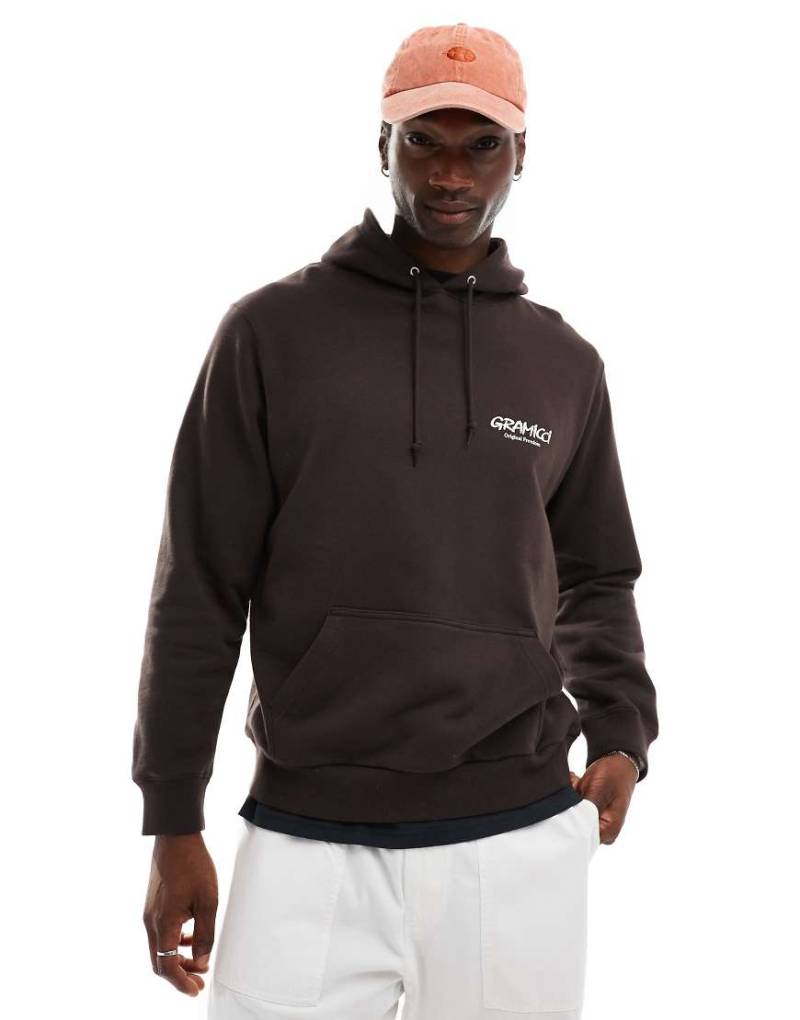 Gramicci - Kapuzenpullover in Dunkelbraun mit „Original Freedom"-Grafik von Gramicci