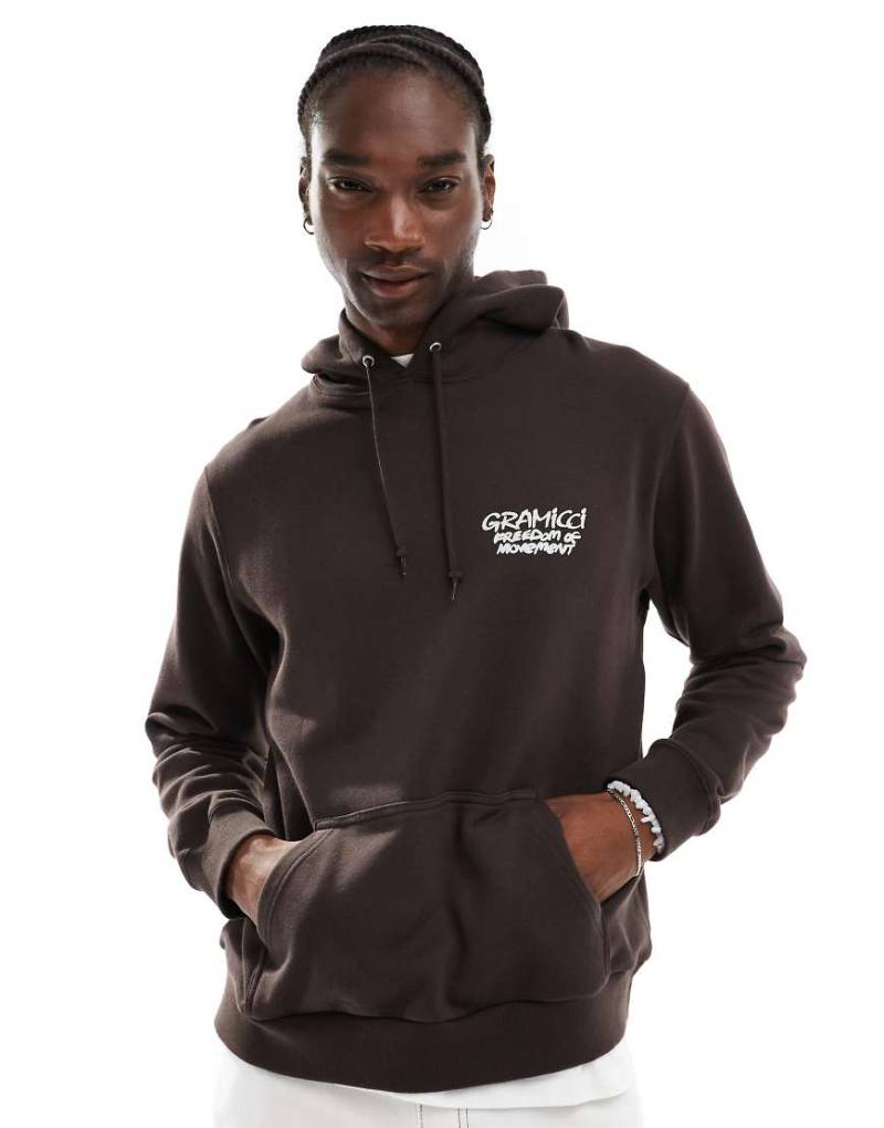 Gramicci - Kapuzenpullover in Dunkelbraun mit Grafik mit liegendem Bergsteiger von Gramicci