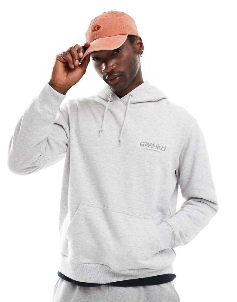 Gramicci - Kapuzenpullover in Heidegrau mit „Original Freedom"-Grafik von Gramicci