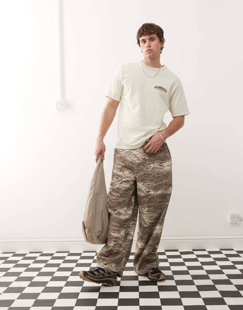 Gramicci - T-Shirt in Natur mit Bergsteiger-Print-Neutral von Gramicci