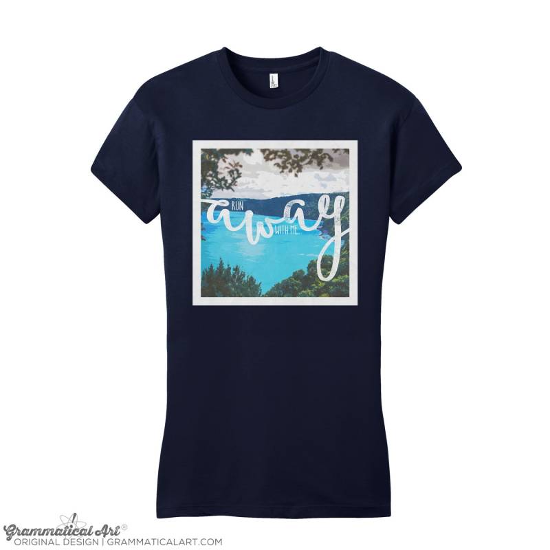 Run Away With Me Shirt Tshirt Geschenke Für Sie Beachy Lake Buntes Unikat Typography T-Shirt von GrammaticalArt