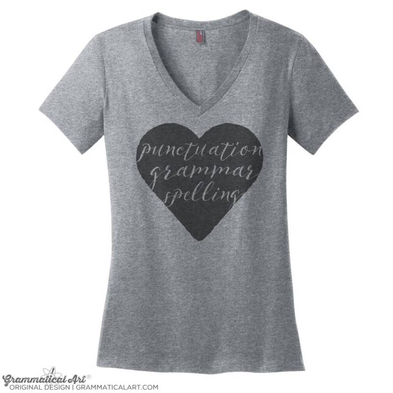 Satzzeichen Shirt Rechtschreibshirt Grammar Geschenkideen Für Gymnastik Polizei Shirts Damen V-Ausschnitt T-Shirts Frauen Trendy Hipster von GrammaticalArt