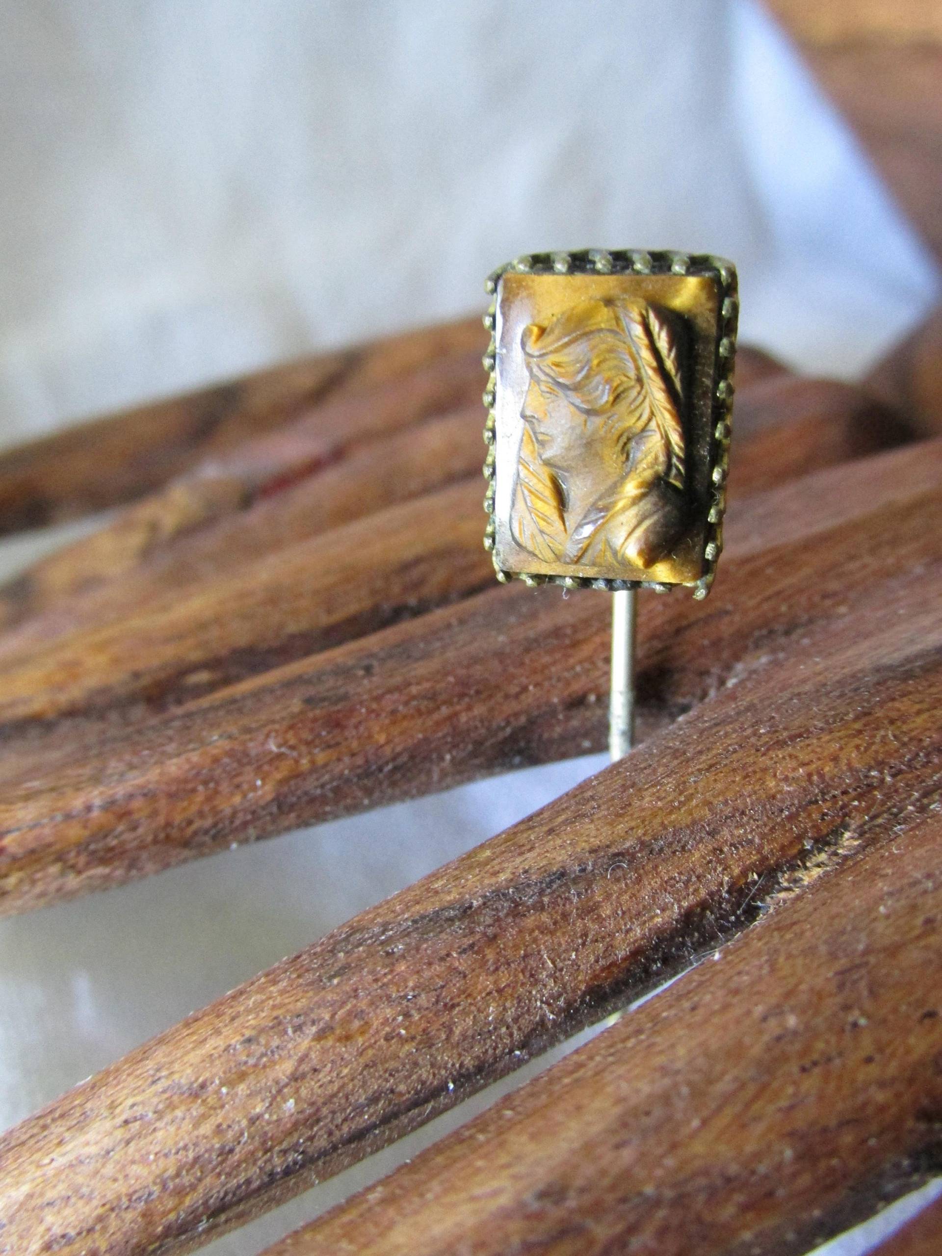Antike Geschnitzte Tigerauge Cameo Stick Pin 1900's Sammlerstück Misst 2 5/8 "x 3/8" Gold Filled Einstellung Revers Hut Oder Kleiderschrank Zubehör von GrammiesCupboard