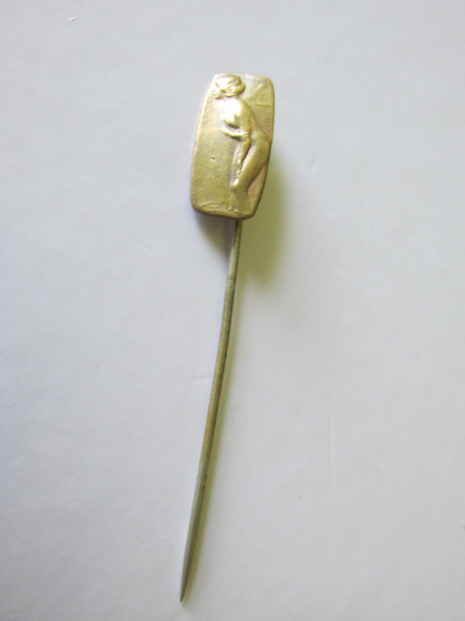 Antike Stick Pin Motiv Von Paul Émile Chabas "September Morn" Gemälde Vergoldung Um 1915 Unsignierte Sammler Anstecknadel Garderobe Acc von GrammiesCupboard