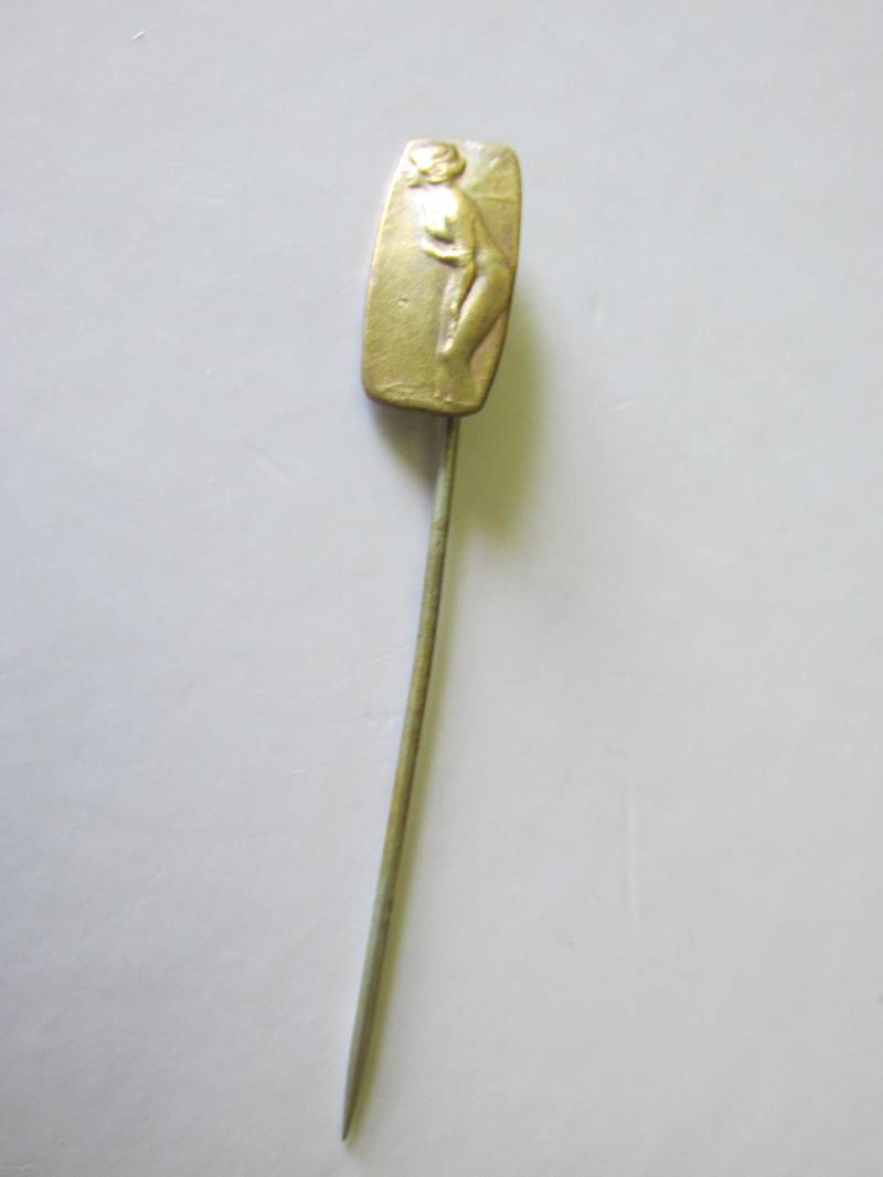 Antike Stick Pin Motiv Von Paul Émile Chabas "September Morn" Gemälde Vergoldung Um 1915 Unsignierte Sammler Anstecknadel Garderobe Acc von GrammiesCupboard