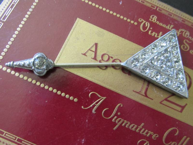 Art-Deco-Hutnadel Silberfarbene Einstellung Facettierte Strasssteine Alle Steine Intact Circa 1930 Es Ist Hochsammelbares Geschenk-Jubiläums-Hochzeit von GrammiesCupboard
