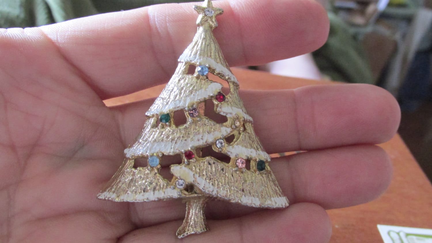 Bunter Weihnachtsbaum-Brosche Gold-Ton-Gemischte Farbe Rhinestone Und Künstliche Gemalte Schnee-Akzente 1950Er Jahre Unmarkiertes Wichtelgeschenk von GrammiesCupboard